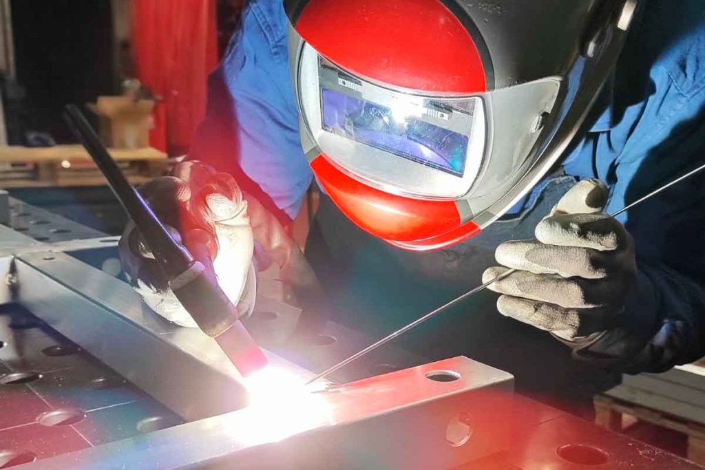 Tornería para componentes eléctricos de alto voltaje