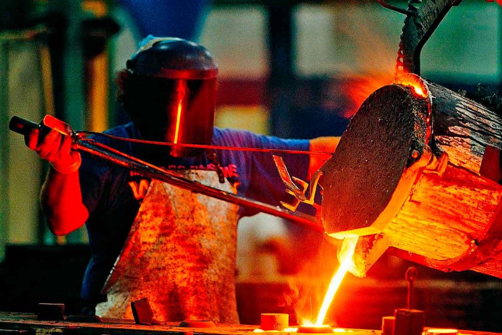 Tornería industrial para componentes eléctricos